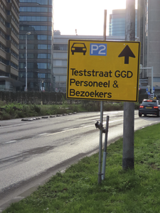 851533 Afbeelding van een richtingbord naar de coronateststraat van de GGD op parkeerterrein P2 van de Jaarbeurs (Truus ...